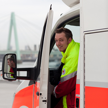 Foto: Sanitäter mit Krankenwagen