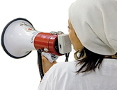 engagement jrk s Junge Frau mit Megafon