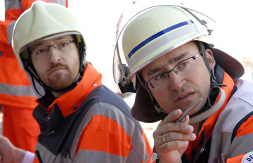 DRK-Helfer an der Unfallstelle DRK-Helfer an der Unfallstelle