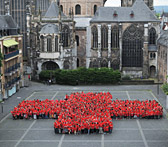 Foto: DRK-Mitarbeiter formen ein Kreuz